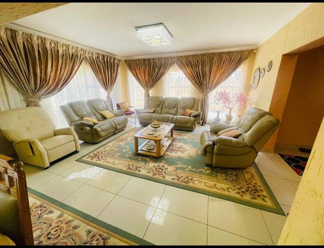 5 BEDROOM HOUSE FOR SALE IN LENASIA SOUTH